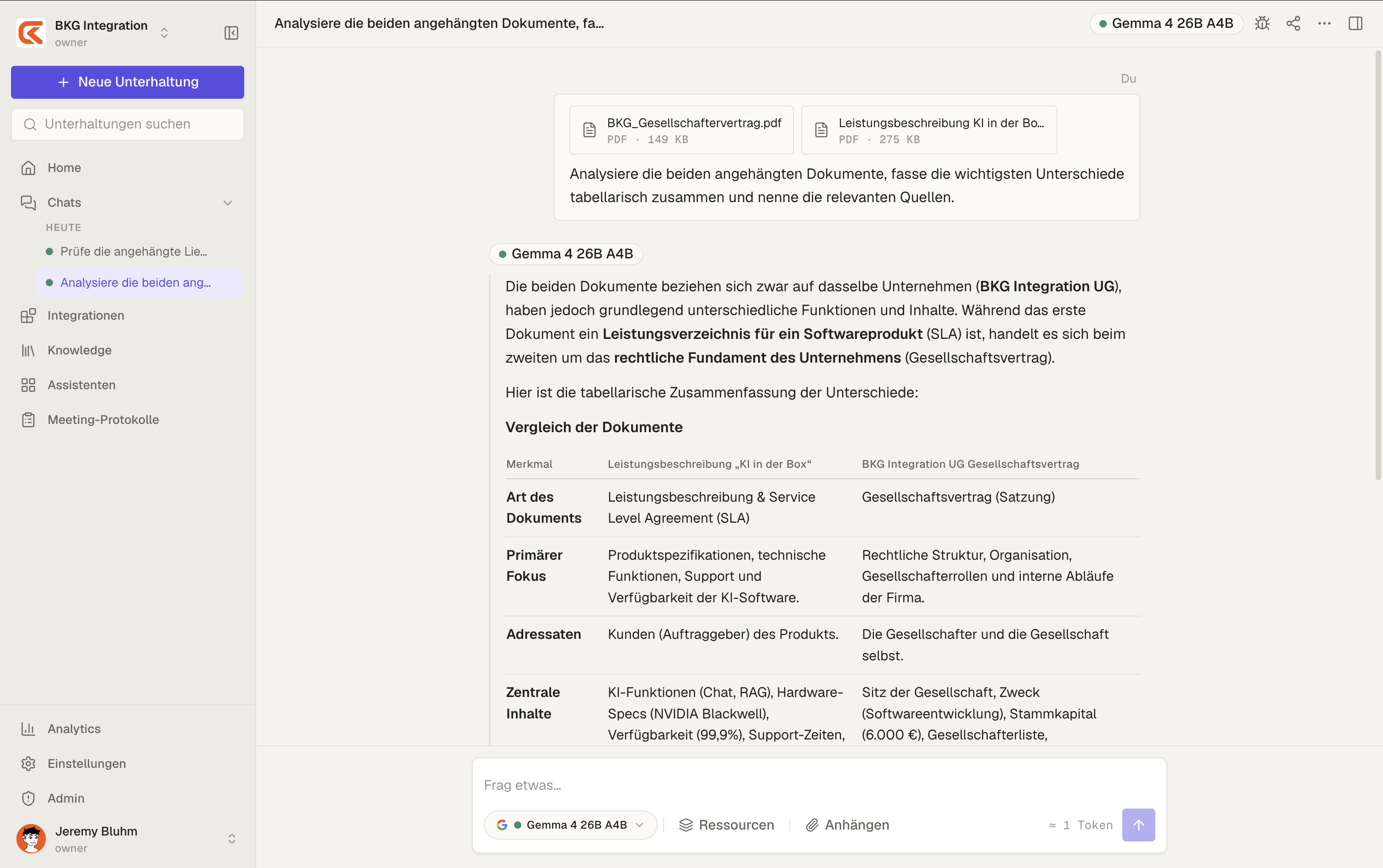 Chat der AI Zentrale mit zwei analysierten Dokumenten und tabellarischem Ergebnis