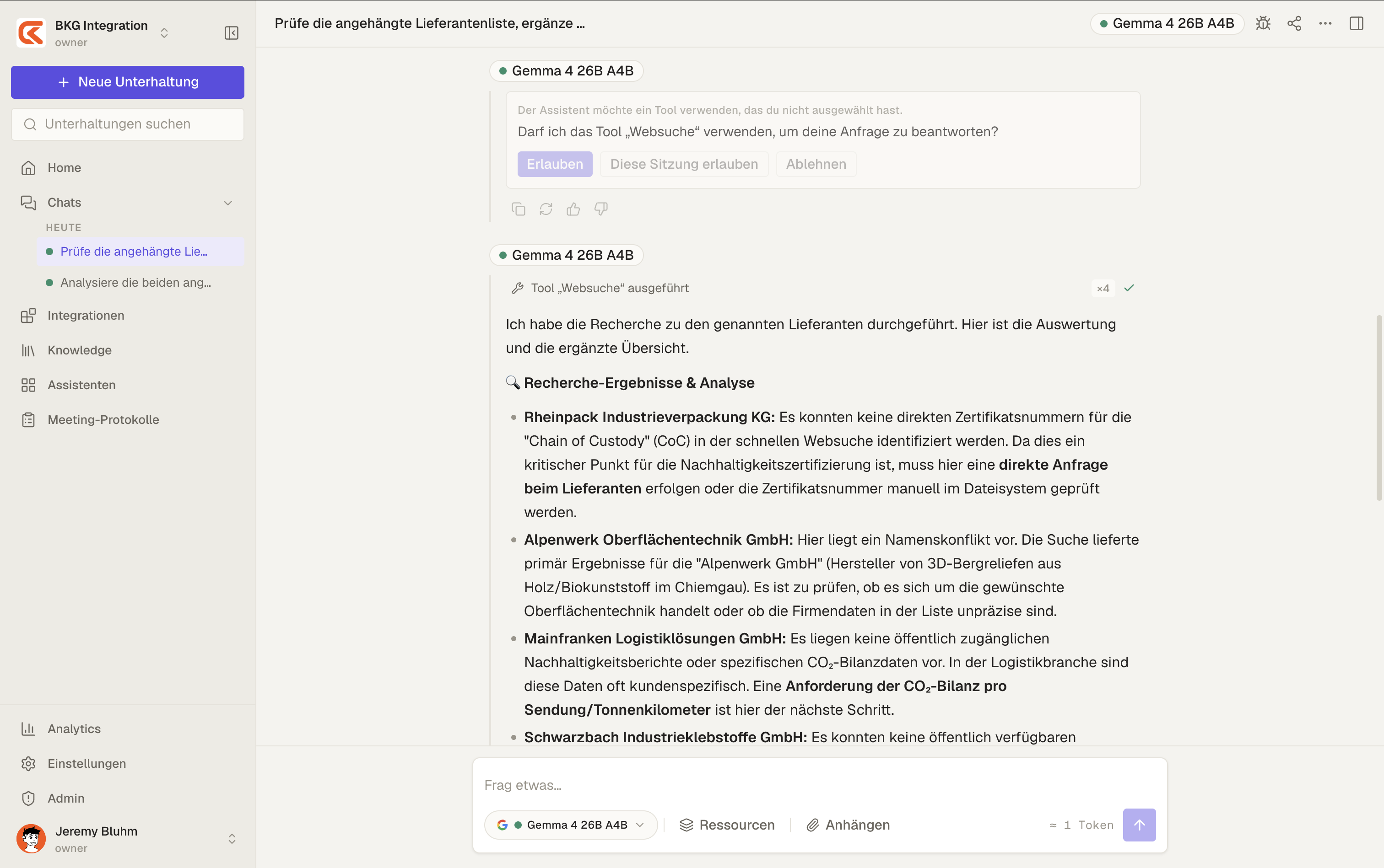 Chat mit Cloud-Modell und sichtbarer Tool-Freigabe für eine E-Mail-Auswertung